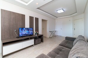트래디셔널 아파트 | 거실 공간 | 케이블 채널 시청이 가능한 40인치 LED TV, TV