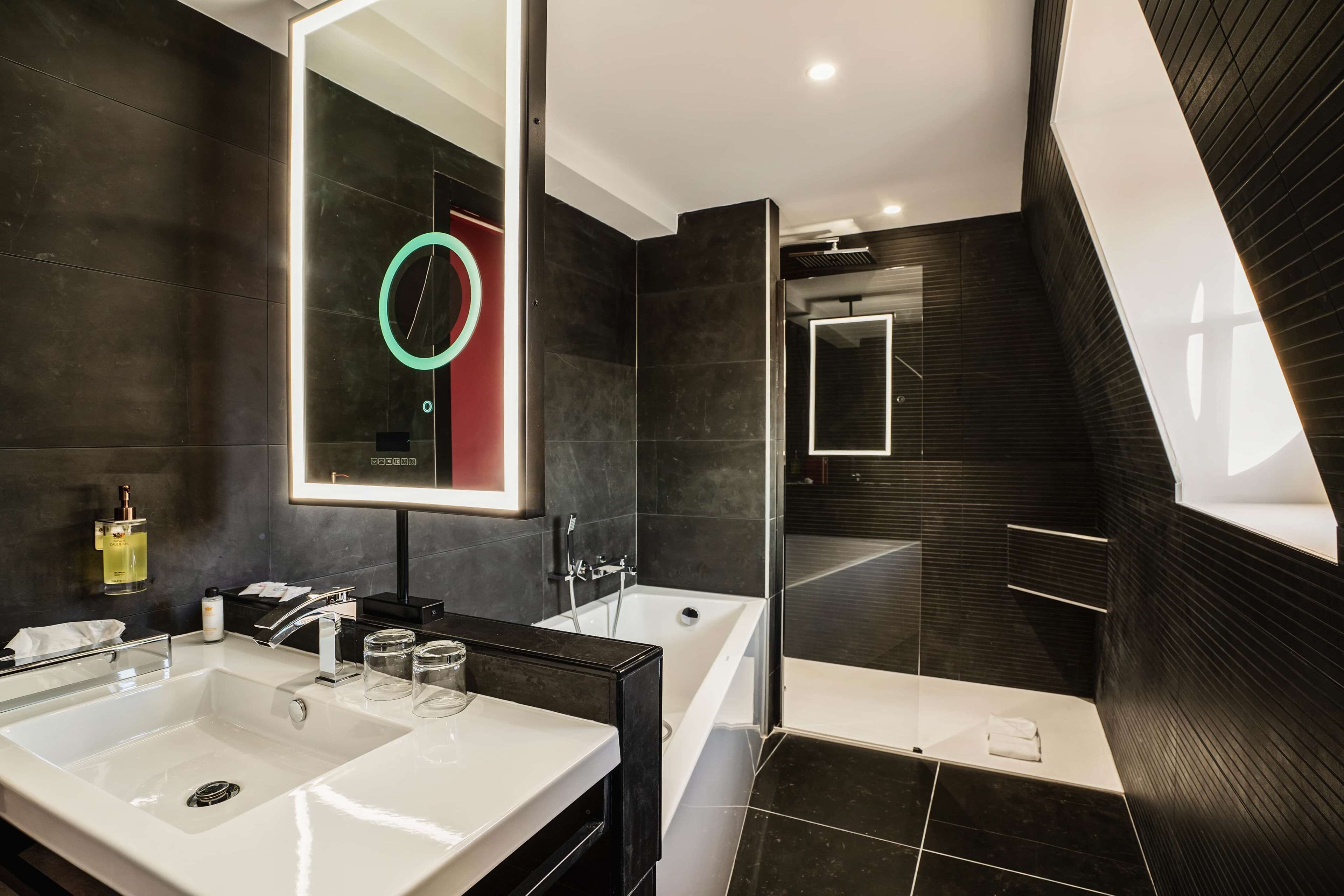 junior suite, multiple beds, non smoking | bathroom | free toiletries, hair dryer, bathrobes, towels