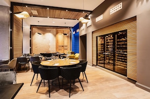 2 restaurants; breakfast, lunch and dinner served 