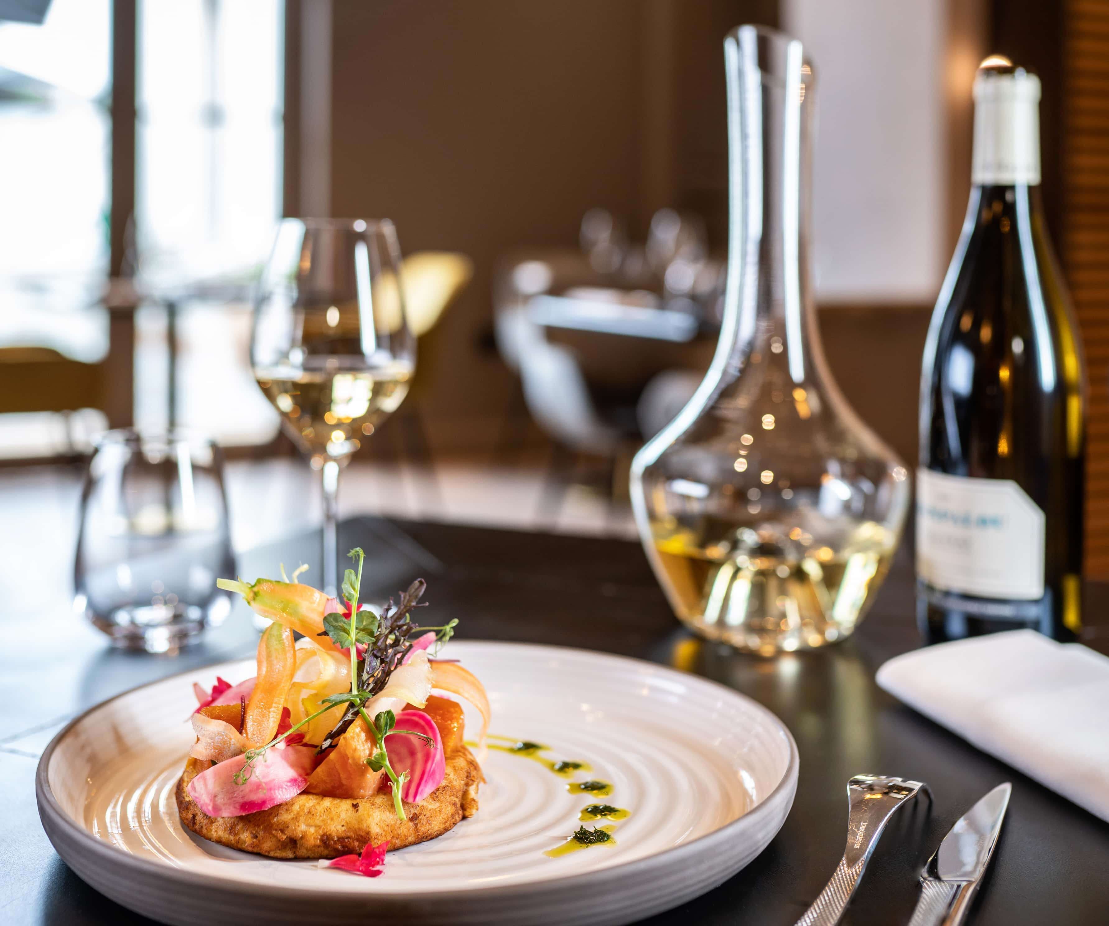 2 restaurants, breakfast served