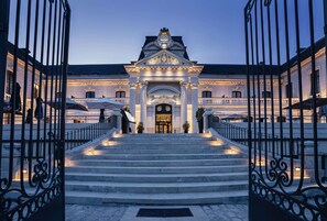 A grand entrance with a staircase leading to a building with classical architecture. - HÔTEL DE LA CITÉ ROYALE (Loches)