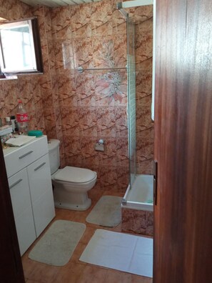 Deluxe appartement, uitzicht op zee | Badkamer | Een douche, gratis toiletartikelen, een haardroger