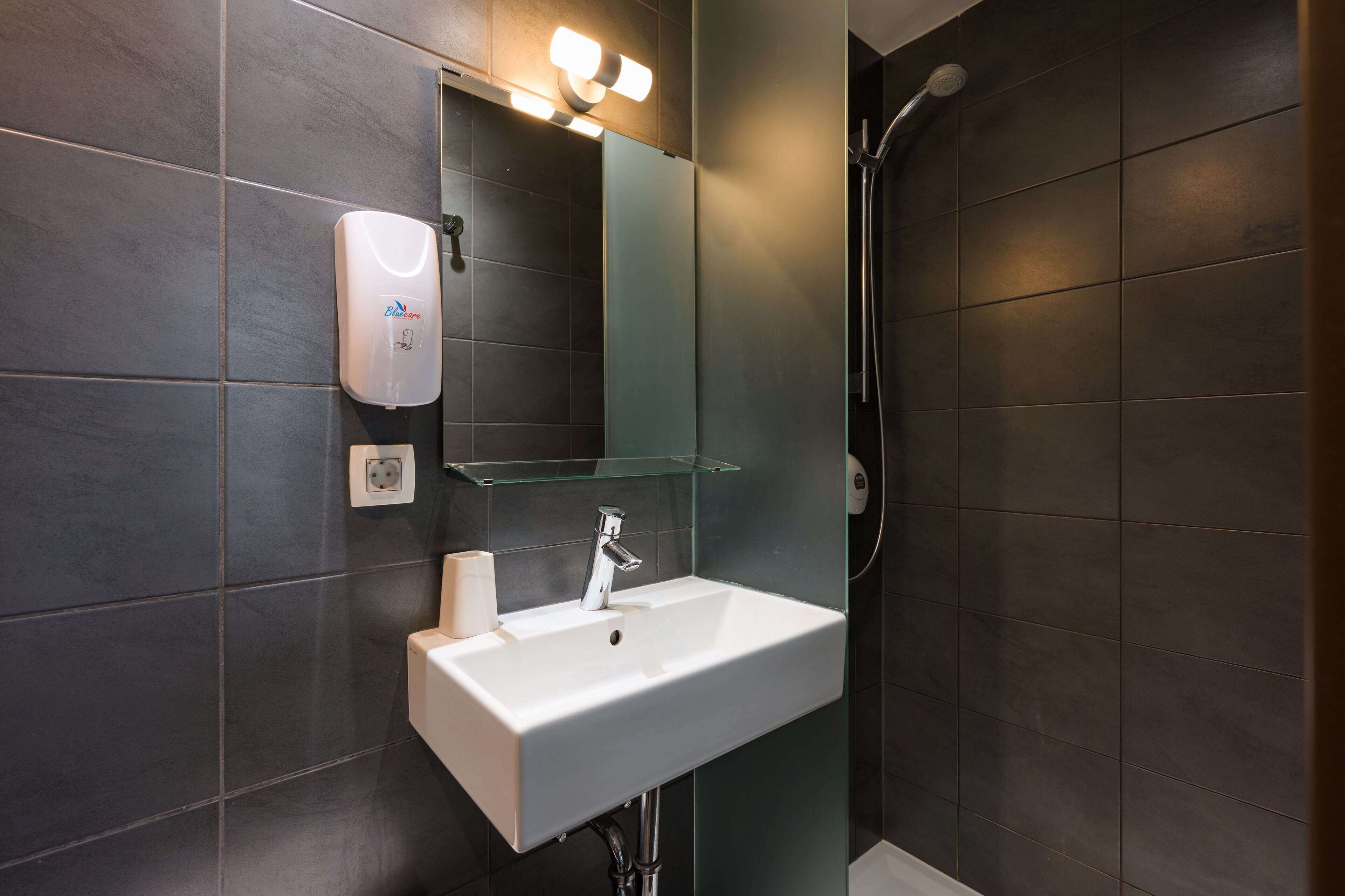 deluxe quadruple room | bathroom | free toiletries, towels, soap, shampoo