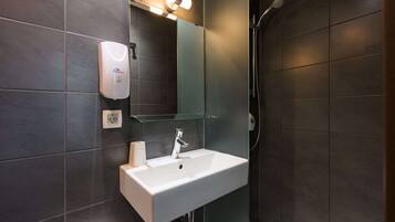 Deluxe Quadruple Room | Bathroom | Free toiletries, towels, soap, shampoo