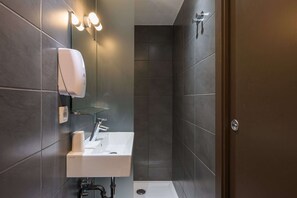 Free toiletries, towels, soap, shampoo - Atik Rooms (Ljubljana)