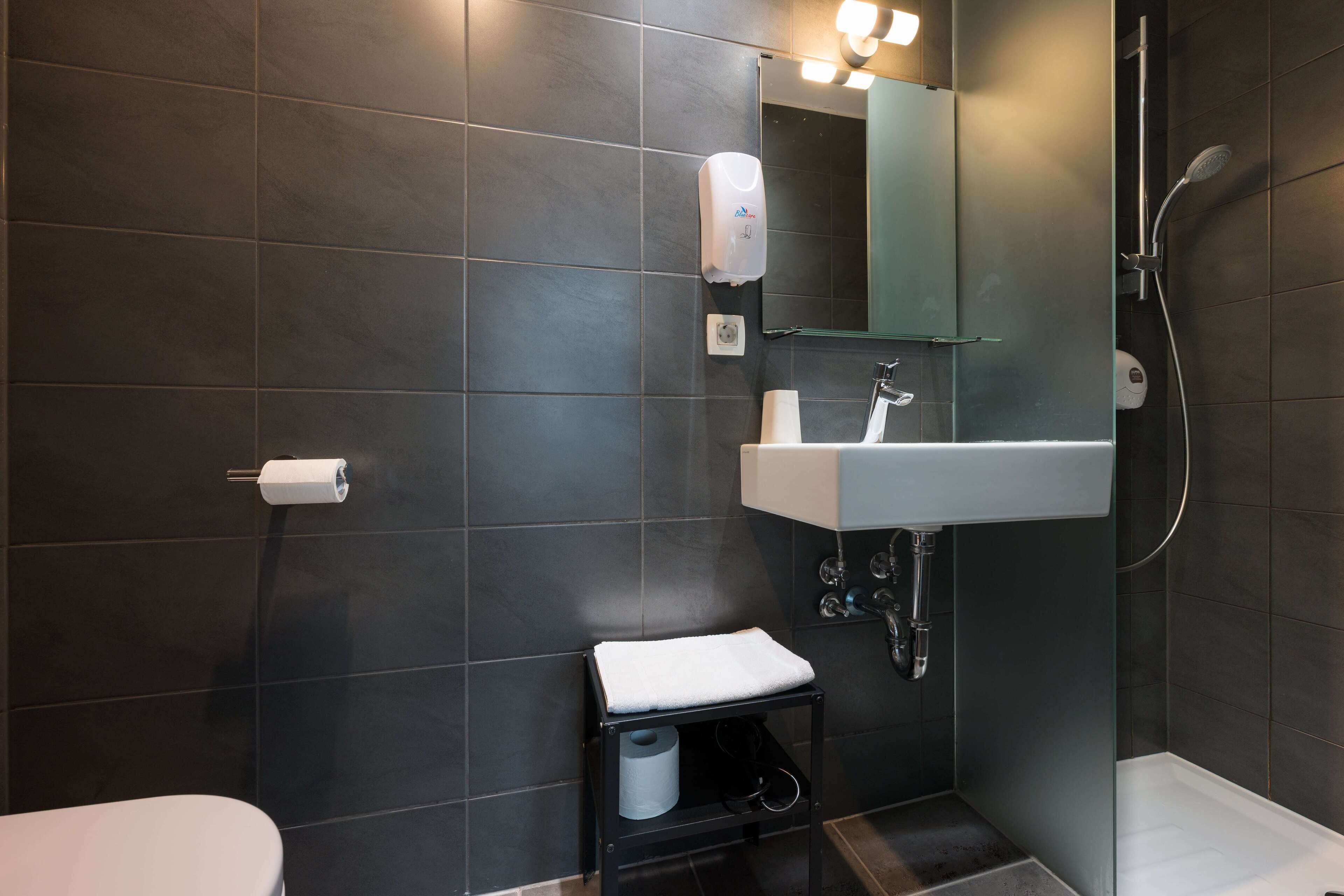 deluxe double room | bathroom | free toiletries, towels, soap, shampoo