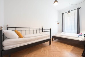 Hypo-allergenic bedding, desk, iron/ironing board, free WiFi - Atik Rooms (Ljubljana)