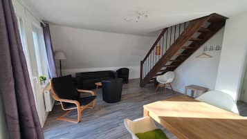 Apartamento estándar | Zona de estar | Una televisión de pantalla plana