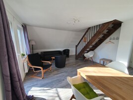 Standard-Apartment | Wohnbereich | Flachbildfernseher