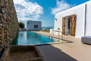 Una piscina al aire libre, una piscina climatizada