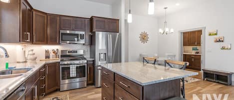 Geladeira, micro-ondas, fogão, cooktop