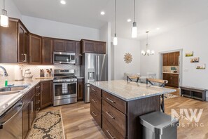 Frigorífico, microondas, horno y placa de cocina