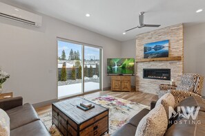 Una Smart TV, una chimenea, libros