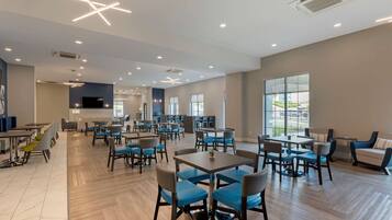 Café da manhã self-service grátis todos os dias