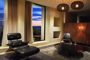 Junior Room | Down comforters, in-room safe, soundproofing, iron/ironing board