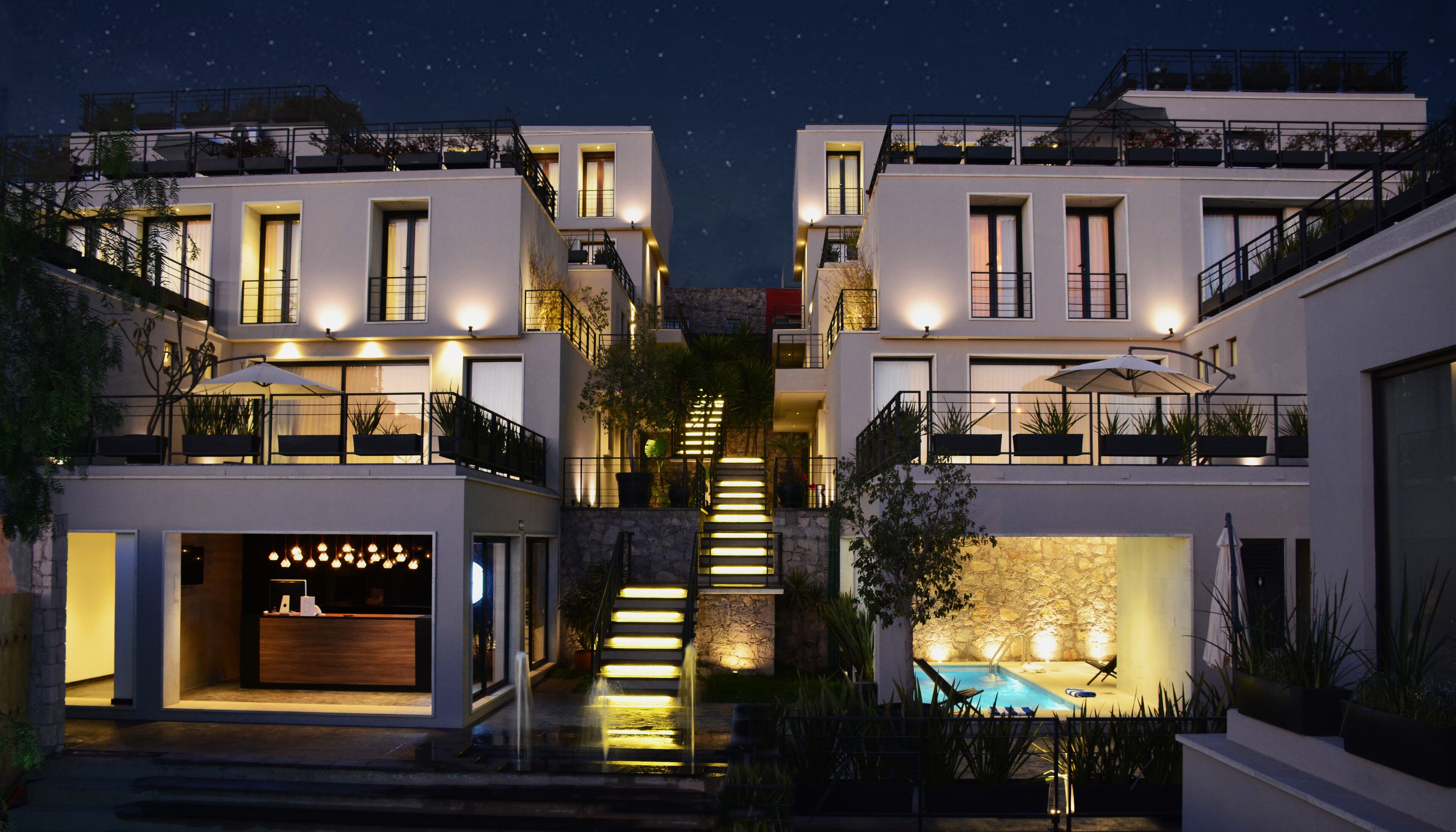 Vista frontal de la propiedad por la tarde o noche