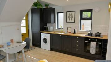 Fridge, oven, stovetop, dishwasher
