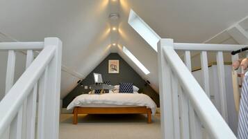 Desk, iron/ironing board, WiFi, bed sheets