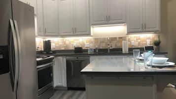 Kylskåp, mikrovågsugn, ugn och spishäll