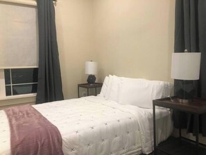 1 habitación, tabla de planchar con plancha, wifi gratis y ropa de cama