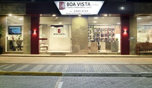 A modern building with a sign reading "BOA VISTA Select Consultoria Imobiliária". - Aluguel Cobertura 3 Suítes com Piscina Bombas SC - 696 (Bombinhas)