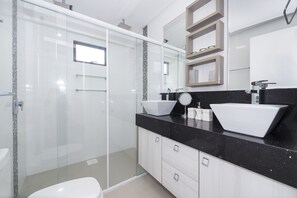 Traditional Apartment | Bathroom - Aluguel Cobertura 3 Suítes com Piscina Bombas SC - 696 (Bombinhas)