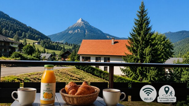 Un balcon avec tout le nécessaire pour le petit-déjeuner, une vue sur les montagnes et un accès Wi-Fi.