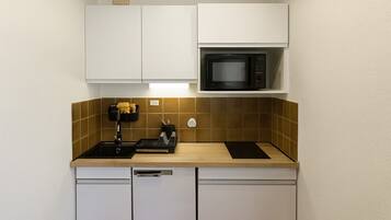 Geladeira, micro-ondas, fogão, cafeteira/chaleira