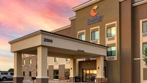 A Comfort Inns & Suites building with a clear entrance, numbered 2000, and a covered parking area.