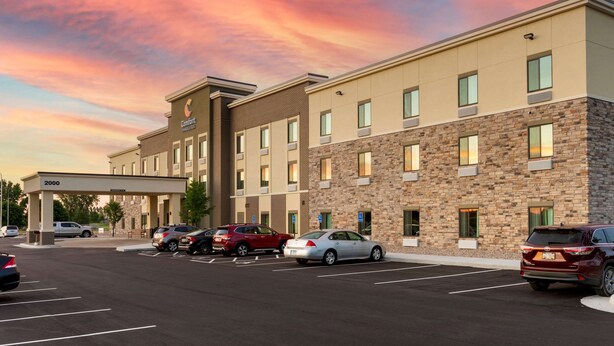 A hotel with a parking lot and a covered entrance labeled "2000".
