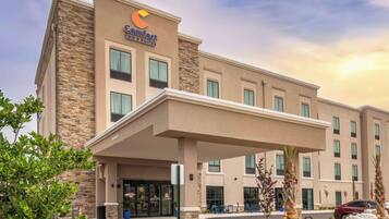 1 sovrum, sängtillbehör av högsta kvalitet, bäddmadrasser och skrivbord