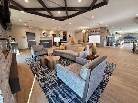 Sala de estar en el lobby. Comfort Inn & Suites Jacksonville - Orange Park Near Naval Air Station