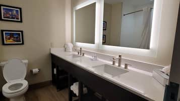 Combined shower/tub, free toiletries, hair dryer, towels