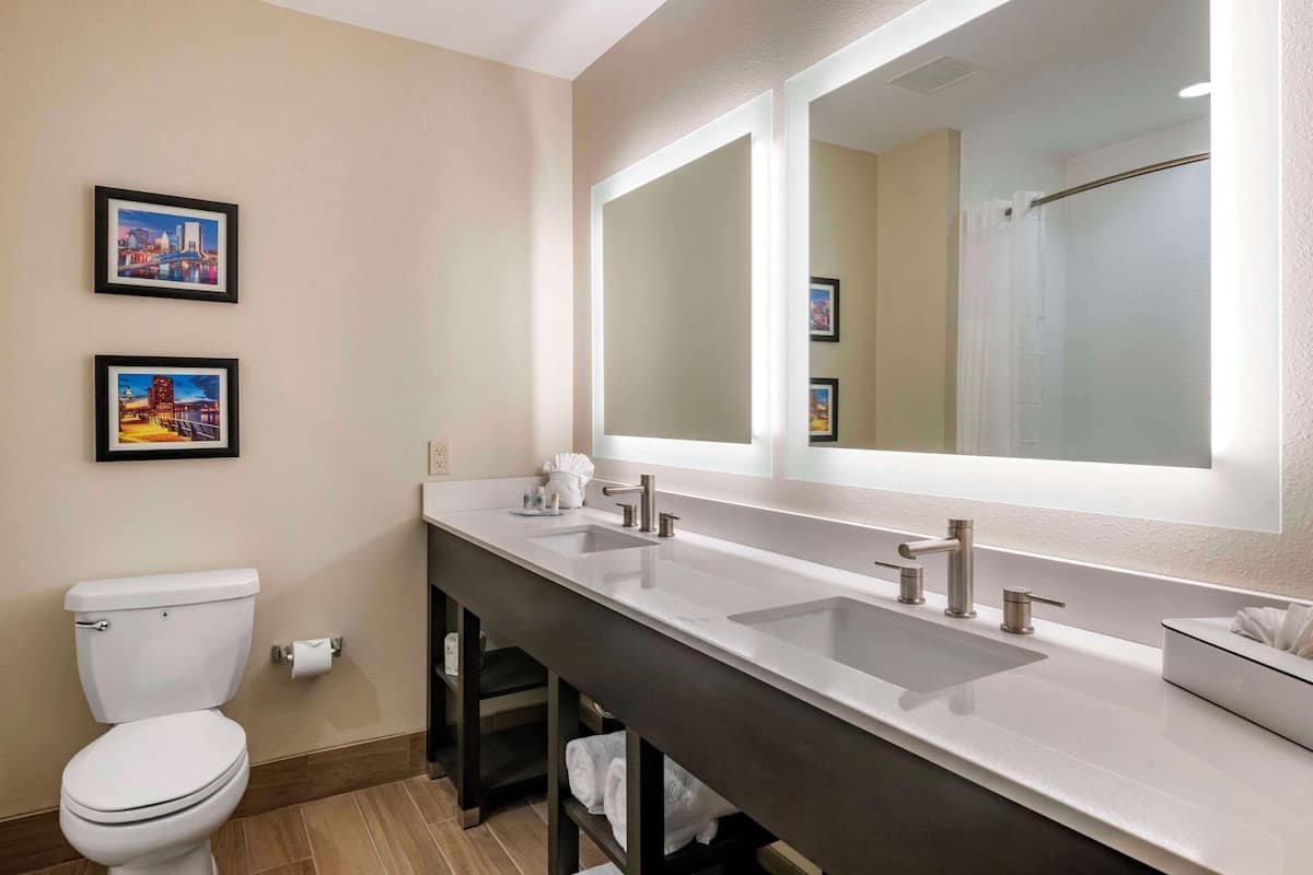 1 bedroom, premium bedding, pillow-top beds, desk