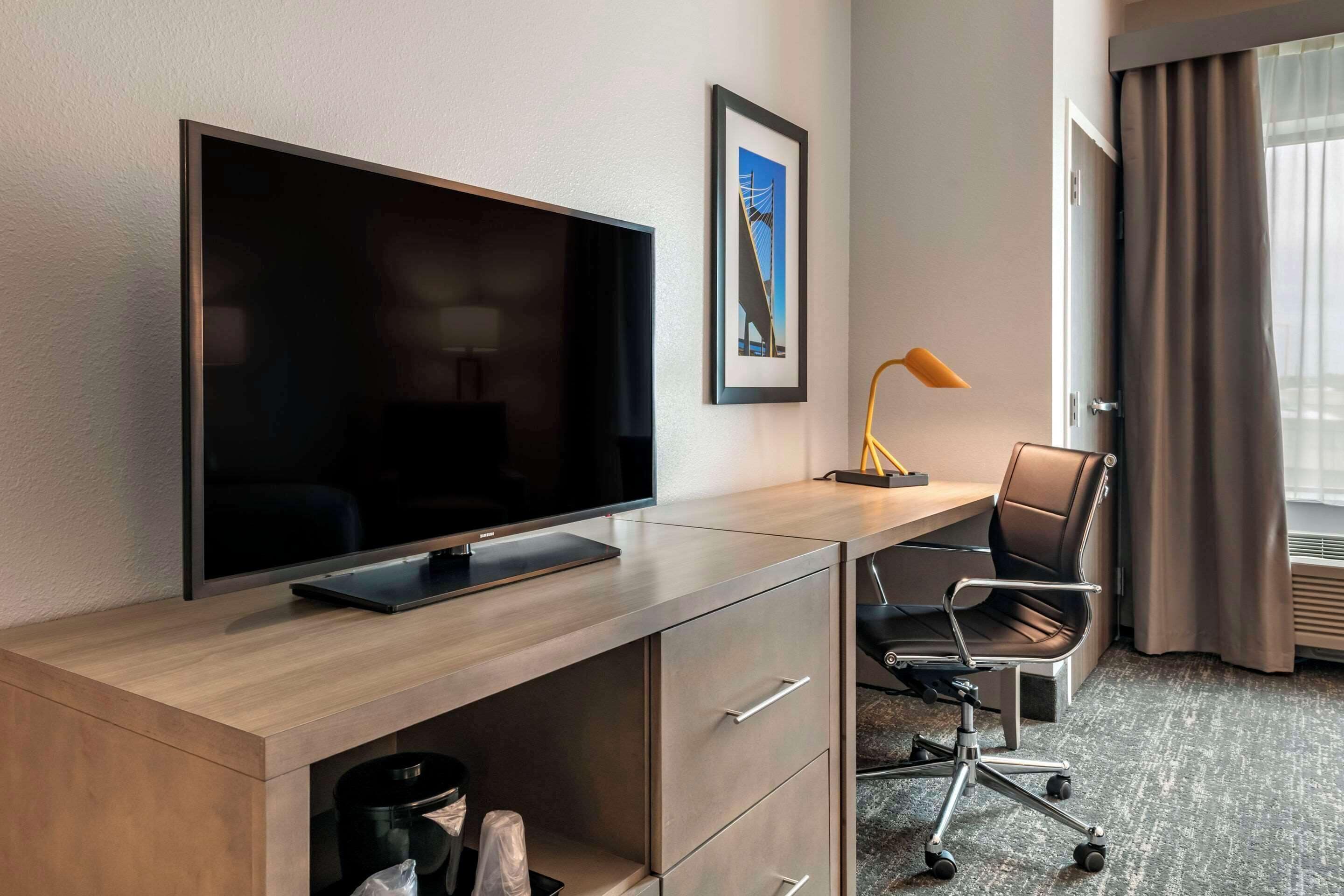 standard room, 1 king bed, non smoking | 1 bedroom, premium bedding, pillow-top beds, desk