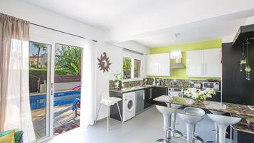 Geladeira, micro-ondas, fogão, cooktop