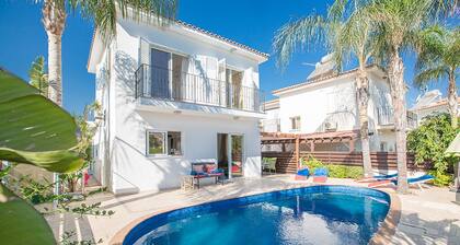 Villa Dion, Modern 3BDR Villa with Pool, Close to the Beaches and Amenities