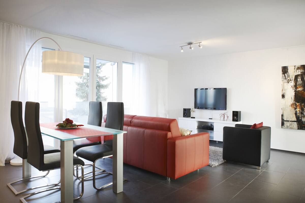 Leilighet – superior | Oppholdsområde | En 40-tommers Flatskjerm-TV med kabel-kanaler samt TV og DVD-spiller