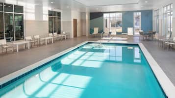 Kolam renang indoor, dengan kursi berjemur