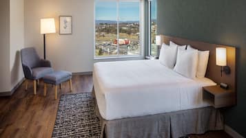 Zimmersafe, Schreibtisch, Verdunkelungsvorhänge, Bügeleisen/Bügelbrett