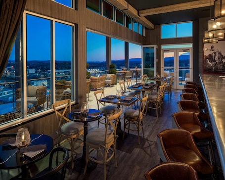 2 bars/lounges