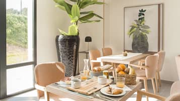 Petit déjeuner préparé sur commande (8 EUR par personne)