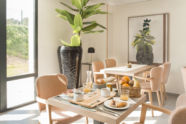 Daily cooked-to-order breakfast (EUR 8 per person)