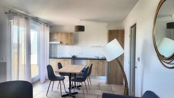 Appartement, 2 chambres | Cuisine privée | Réfrigérateur, micro-ondes, cafetière/bouilloire, bouilloire électrique