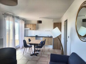 Apartamento, 2 habitaciones | Cocina privada | Frigorífico, microondas, cafetera o tetera y hervidor eléctrico