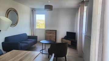 Appartement, 2 slaapkamers | Woonruimte | Flatscreentelevisie