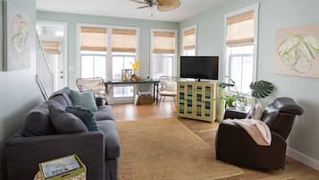 House (Harbor Haven) | Living room | TV