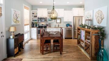 House (Harbor Haven) | Private kitchen | Fridge, microwave, dishwasher, coffee/tea maker