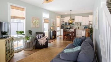 House (Harbor Haven) | Living room | TV