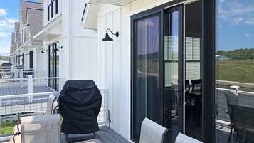 House, Multiple Beds (Last Call Never) | Private kitchen